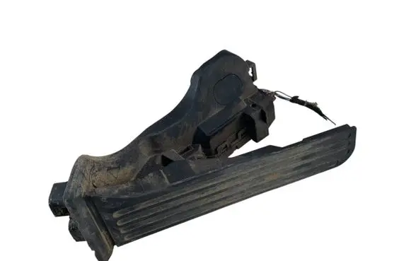 Accelerator throttle pedal