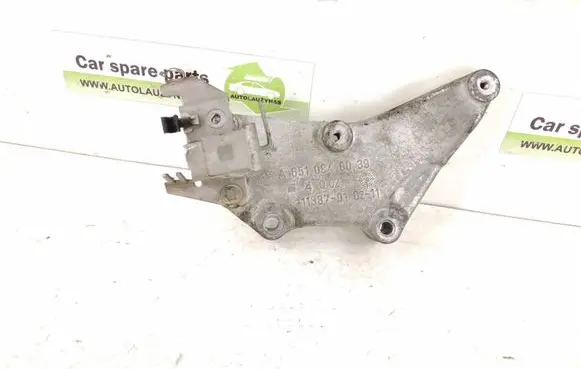 Mercedes-Benz C W204 Engine mounting bracket A6510940039 6510940039