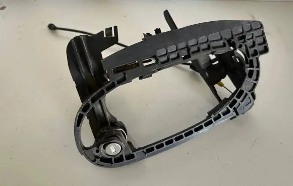 BMW 7 E65 E66 Front door exterior handle/bracket 7013701