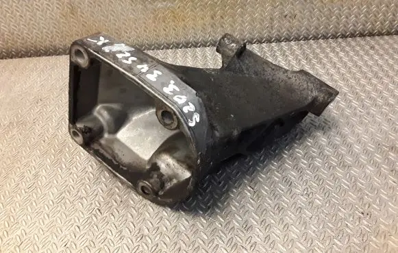 Mercedes-Benz C W203 Engine mounting bracket 6112230704 A6112230704