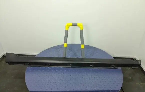 Foot area side trim