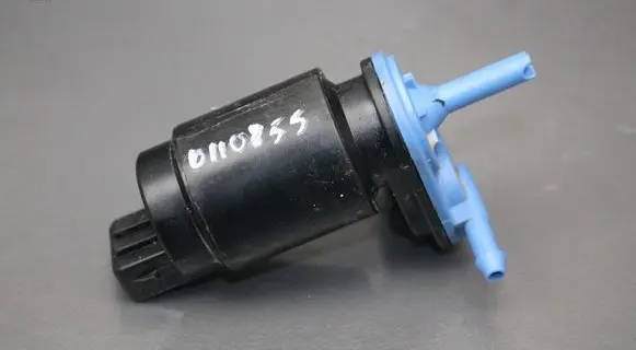 Volkswagen PASSAT B4 Windscreen/windshield washer pump