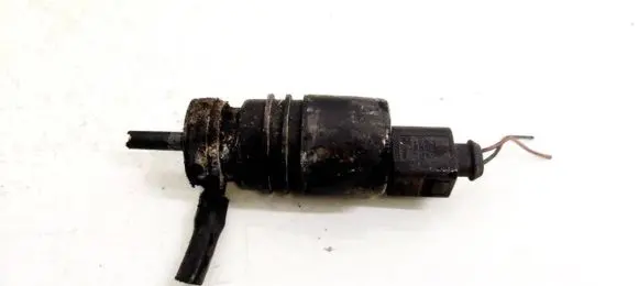 Volkswagen PASSAT B5 Windscreen/windshield washer pump