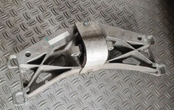Jaguar F-Pace Gearbox mounting bracket GX735060CB