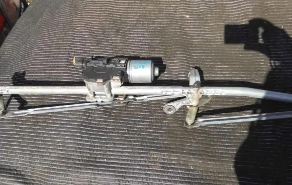 Peugeot 308 Front wiper linkage 