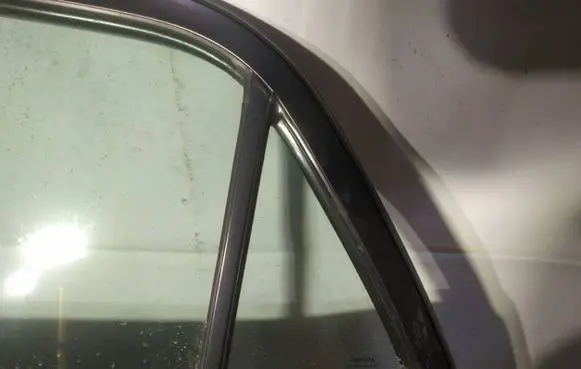 Rear vent window glass