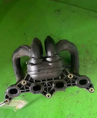Toyota Yaris Intake manifold