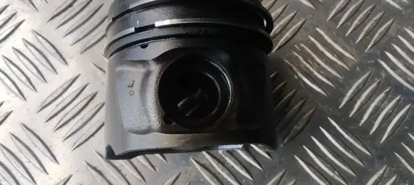 Peugeot 407 Piston ILVD3 5R8QAC
