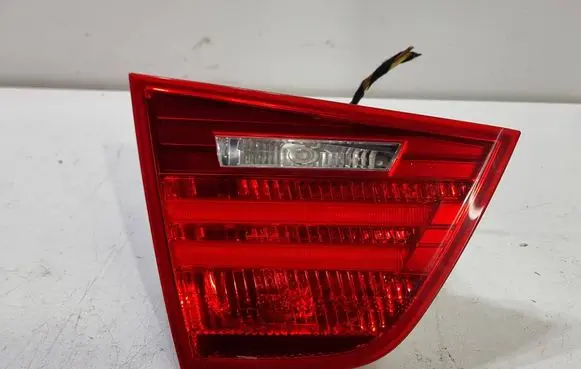 Tailgate rear/tail lights
