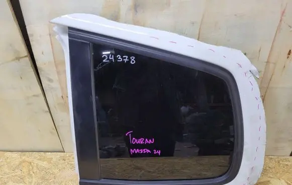 Volkswagen Touran II Rear side window 1T0809989