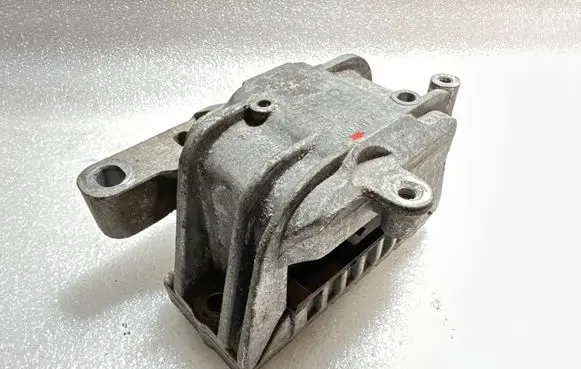 Engine mount bracket