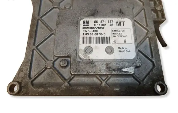 Opel Zafira B Engine control unit/module ECU 55571557 SIMTEC755 5WK9430