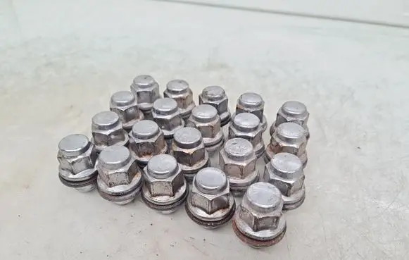 Toyota Avensis T270 Nuts/bolts 