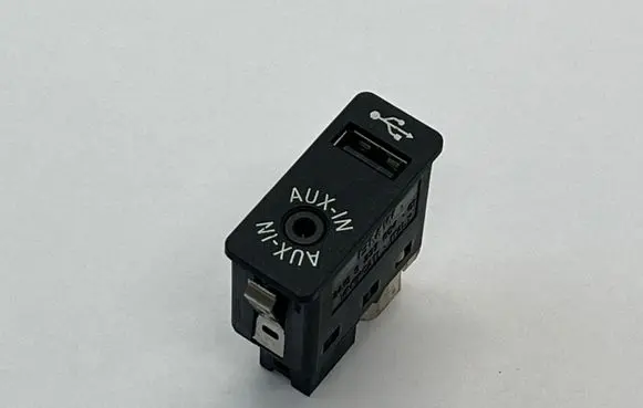 BMW 5 E60 E61 USB socket connector 9237654