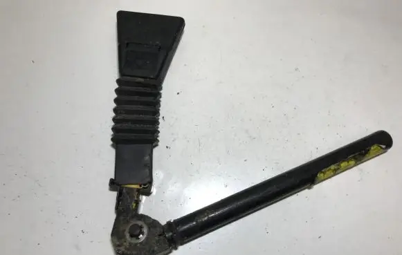 Front seatbelt buckle