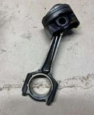Ford Focus Piston with connecting rod Rfcm5g6205ea 2801b1850v