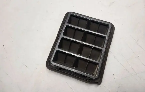 Quarter panel pressure vent