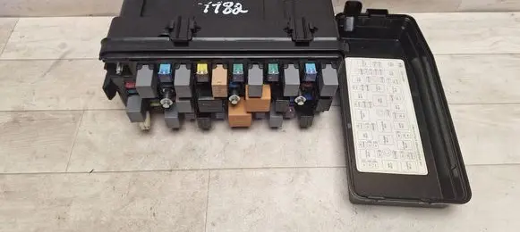 Opel Antara Fuse box set 96821093
