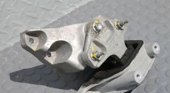 Gearbox mounting bracket