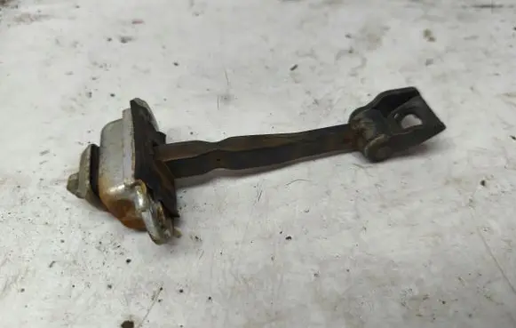 Skoda Octavia Mk2 (1Z) Rear door check strap stopper 1Z0839249D