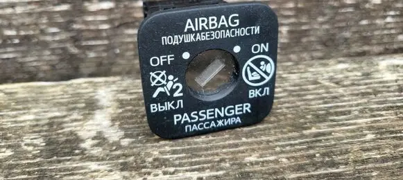 Toyota Prius+ (ZVW40) Passenger airbag on/off switch 2061S26