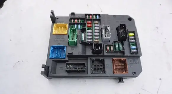 Citroen C4 II Fuse module 9665547480