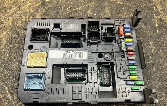 Citroen C4 I Fuse module 281197595 331940031