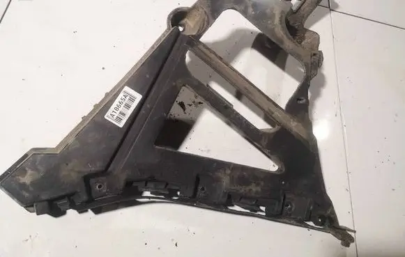 Rear bumper mounting bracket