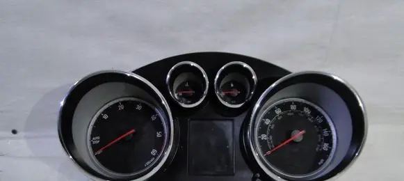 Opel Zafira C Speedometer (instrument cluster) 13374936