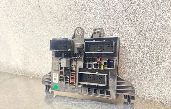 Opel Insignia A Fuse module 13277322 15470427710