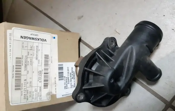 Volkswagen Touareg I Thermostat/thermostat housing 059121111N