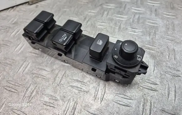 Mazda 3 III Electric window control switch BJE766350