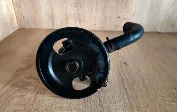 Mitsubishi Pajero Sport I Power steering pump MR448507
