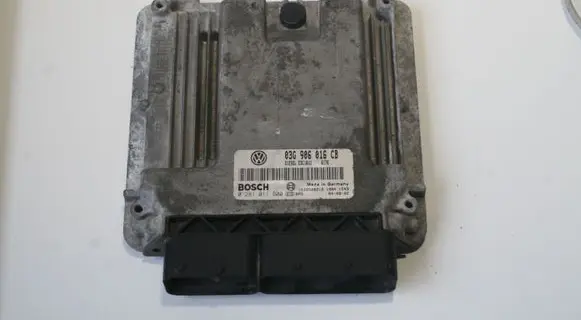 Volkswagen Golf V Engine control unit/module 03G906016CB 0281011900