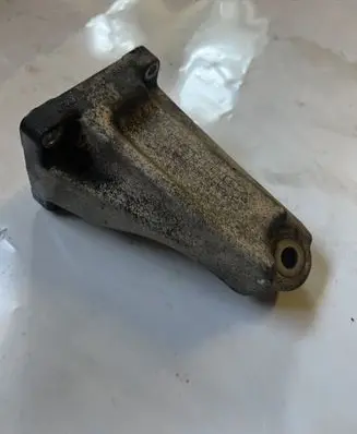 Engine mounting bracket