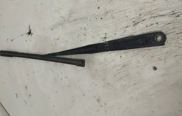 Mercedes-Benz ML W164 Front wiper blade arm 24028055