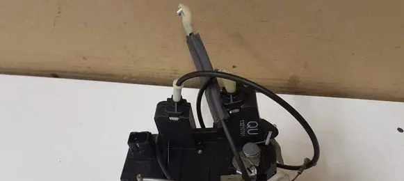 Opel Vectra C Rear door lock 13210761