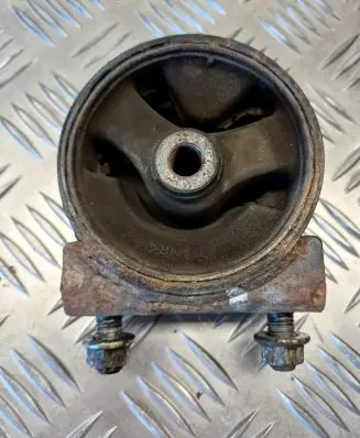Suzuki SX4 Engine mount bracket