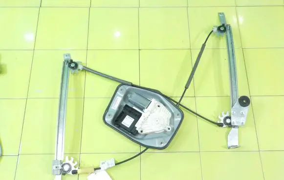 Volkswagen Scirocco Front door window regulator with motor 1Q0959702F