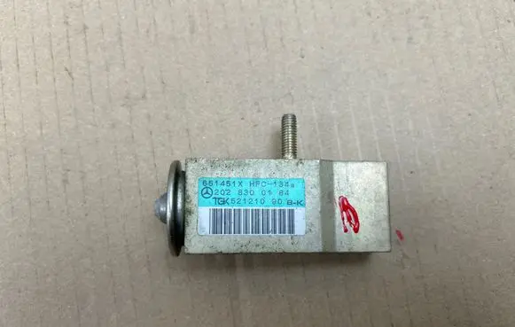 Mercedes-Benz Vito Viano W638 Air conditioning (A/C) expansion valve 2028300184