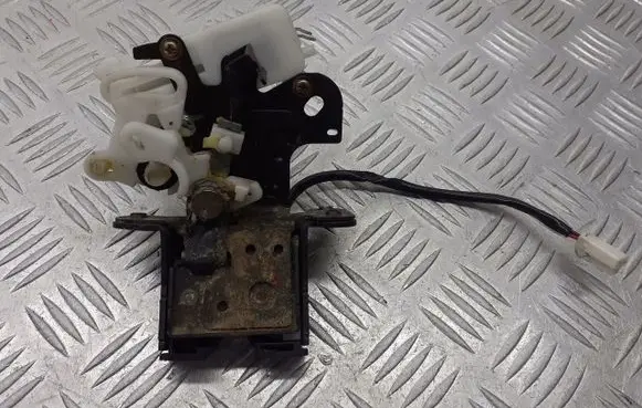 Mazda 3 I Tailgate exterior lock 
