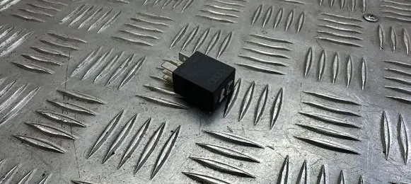Volkswagen PASSAT B8 Other relay 4H0951253C