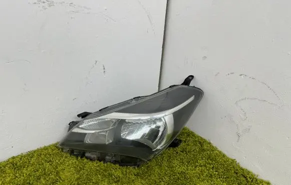 Toyota Yaris Headlight/headlamp