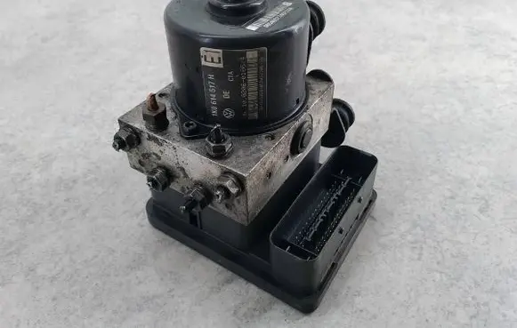 Volkswagen Golf V ABS Pump