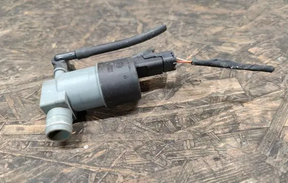 Dacia Duster Windscreen/windshield washer pump 9641553880