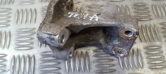 Toyota Land Cruiser (J100) Engine mounting bracket