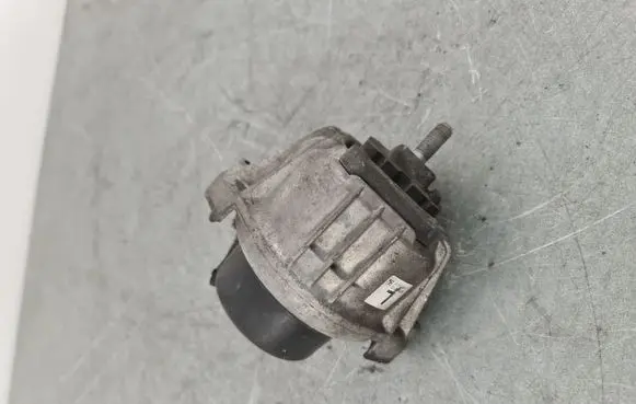 BMW 3 E90 E91 Engine mount bracket 6773742