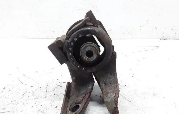 Mazda 6 Engine mount bracket