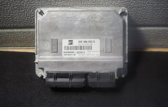 Seat Ibiza III (6L) Engine control unit/module 03E906033D