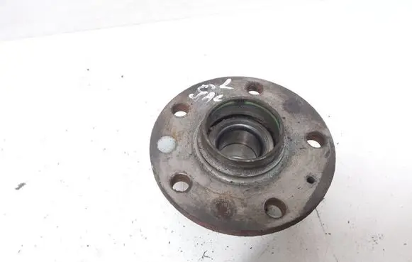 Volkswagen PASSAT B6 Rear wheel hub 1T0501611H
